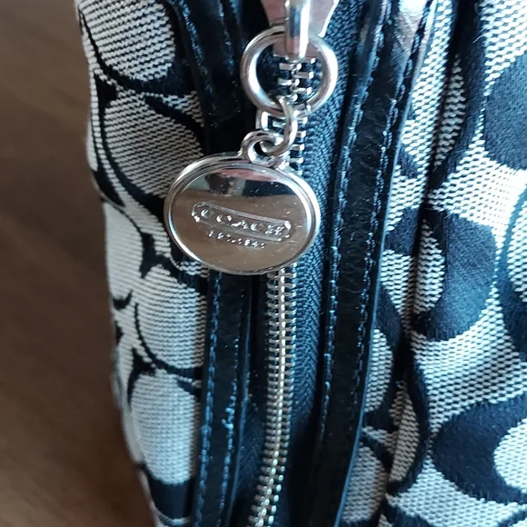 Coach Gallery Signature Tote w/ a Wristlet (RARE) - Picture 3 of 17